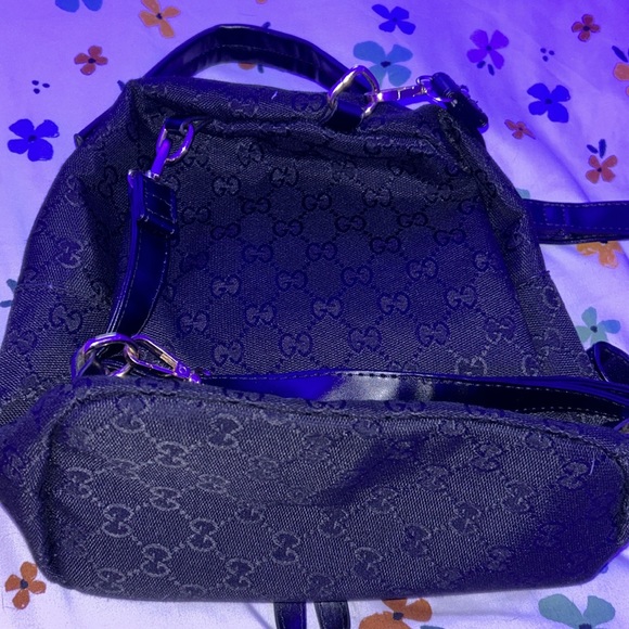 Black backpack perfect for going out - Picture 2 of 3